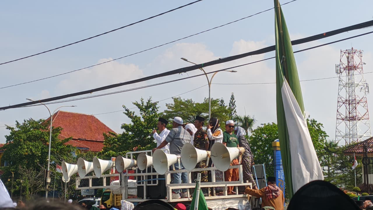 GERUDUK PEMDA: Ratusan Kiai dan Santri Karawang Tuntut KPI Cabut Izin Siar Trans7, Anggap Tayangan Lecehkan Pesantren
