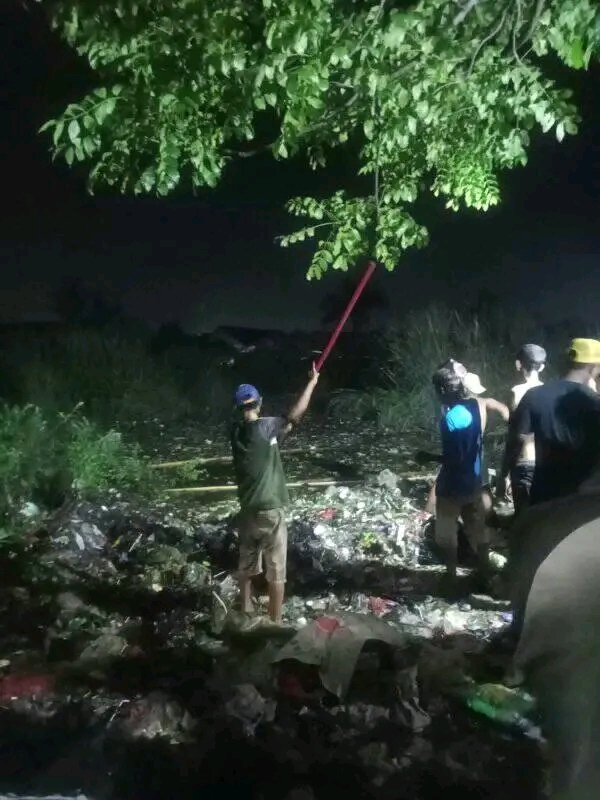 Sandal dan Becak Ditemukan, Ketua RT Takwadi Raib Usai Jeritan di Tepi Empang Rengasdengklok, Karawang. Warga dan Tim BPBD Lakukan Pencarian Hingga Dini Hari