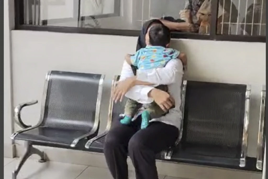 Tangisan Haru di Ruang Sidang: Bayi 11 Bulan 'Tuntut' Ibunya Dibebaskan dari Kasus Fidusia