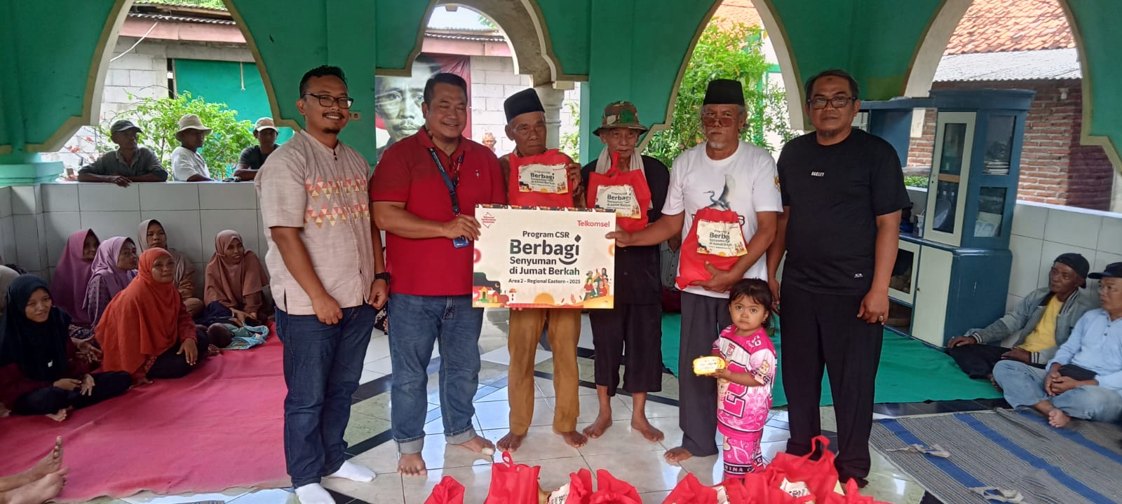 Merangkul Sejarah di Karawang: Telkomsel Hadirkan "Jumat Berkah" Khusus Veteran Rengasdengklok, Jaga Semangat Hari Pahlawan