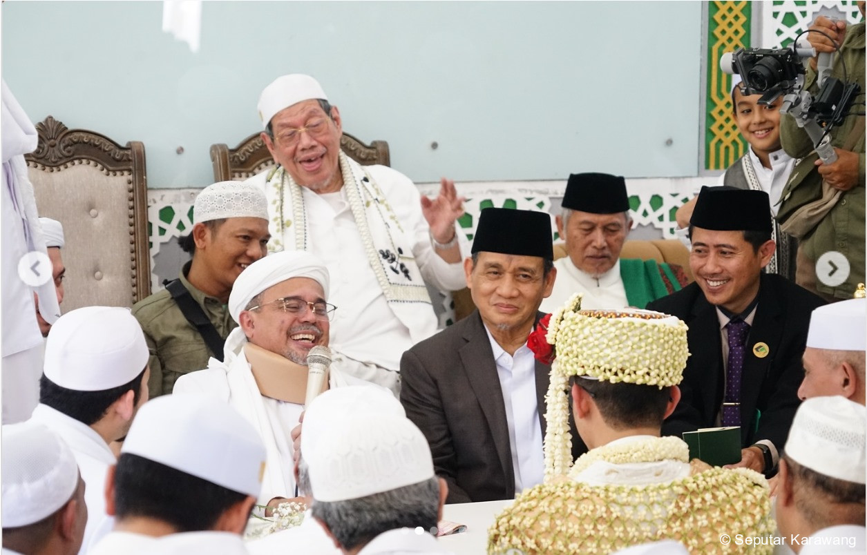 LAUTAN MASSA! FPI Karawang Turut Konvoi Meriahkan Milad Ke-5 FPI, Saksikan Pernikahan Putri HRS, Syarifah Fairuz dengan Sayyid Ahmad Muhajir Alaydrus